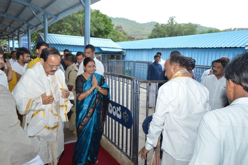 తిరుమలేశుడిని దర్శించుకొన్న ఉపరాష్ట్రపతి వెంకయ్యనాయుడు( ఫోటోలు)