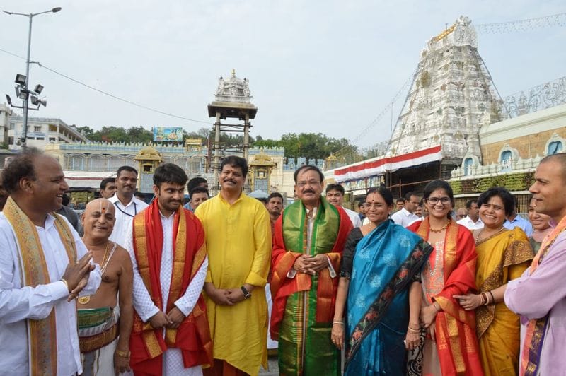 తిరుమలేశుడిని దర్శించుకొన్న ఉపరాష్ట్రపతి వెంకయ్యనాయుడు( ఫోటోలు)