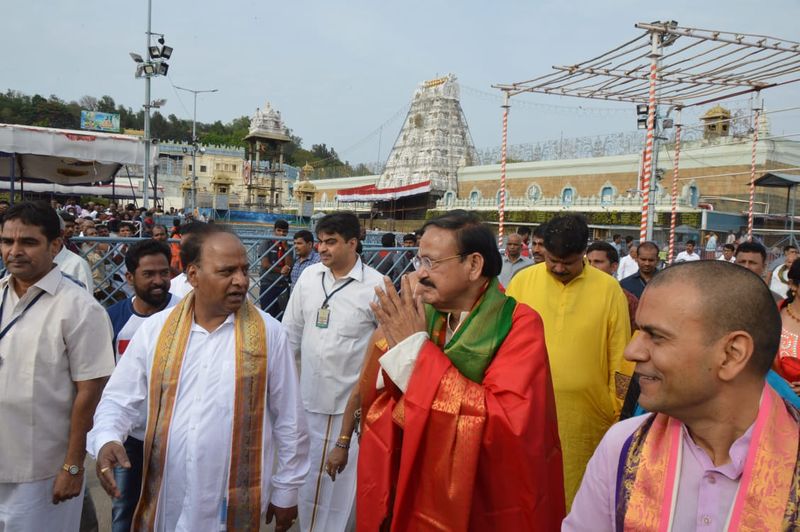 తిరుమలేశుడిని దర్శించుకొన్న ఉపరాష్ట్రపతి వెంకయ్యనాయుడు( ఫోటోలు)