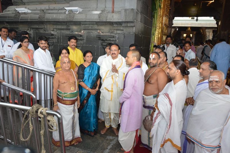 తిరుమలేశుడిని దర్శించుకొన్న ఉపరాష్ట్రపతి వెంకయ్యనాయుడు( ఫోటోలు)