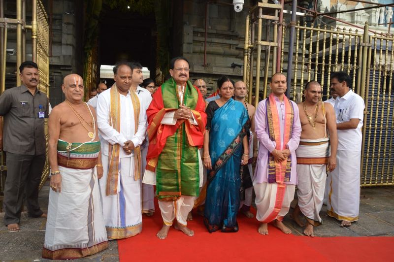 తిరుమలేశుడిని దర్శించుకొన్న ఉపరాష్ట్రపతి వెంకయ్యనాయుడు( ఫోటోలు)