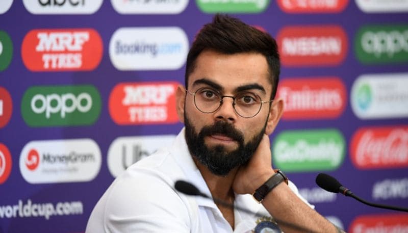 <p>এই কদিন ধরে পিচ নিয়ে যে বিতর্ক চলছিল, তা ক্রমেই বেড়ে যাচ্ছিল। এবার সেই বিতর্ক থামাতে কোহলি যেভাবে সামনে থেকে নেতৃত্ব দিল, তাতে ভারত অধিনায়কের ভূমিকার প্রশংসা করেছেন অনেকেই। আগ্রাসী বিরাটের ভূমিকায় খুশি কোহলি ভক্তরা।<br />
</p>