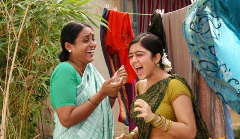 ఛార్మి - 'రాఖీ' సినిమాలో మేకప్ లేకుండా నటించిన ఛార్మి తన పాత్రకు సొంతంగా డబ్బింగ్ కూడా చెప్పుకుంది. ఆ తరువాత కాజల్ లాంటి కొందరు హీరోయిన్లకు డబ్బింగ్ కూడా చెప్పింది.