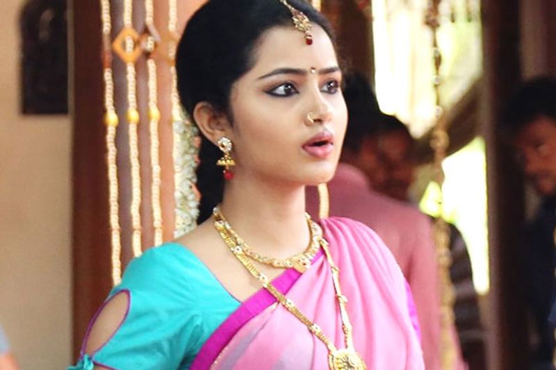 అనుపమ పరమేశ్వరన్ - ఈ మలయాళీ ముద్దుగుమ్మ 'అ ఆ' సినిమాతో తెలుగు తెరకు పరిచయమైంది. మొదటి సినిమాలోనే తన సొంత గొంతు వినిపించి ఆశ్చర్యపరిచింది. ఆ తరువాత ఆమె నటించిన 'ఉన్నది ఒకటే జిందగీ' సినిమాలో కూడా తన పాత్రకు తనే డబ్బింగ్ చెప్పుకుంది.