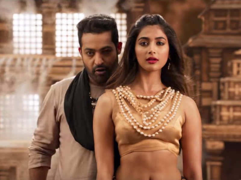 పూజా హెగ్డే - ఇప్పుడిప్పుడే టాలీవుడ్ లో స్టార్ హీరోయిన్ గా గుర్తింపు తెచ్చుకుంటోంది. ముంబై అమ్మాయి అయినప్పటికీ దర్శకుడు త్రివిక్రమ్ ఆమెతో 'అరవింద సమేత' సినిమాలో డబ్బింగ్ చెప్పించాడు. పాత్రకు ఆమె వాయిస్ బాగా సెట్ అయింది.