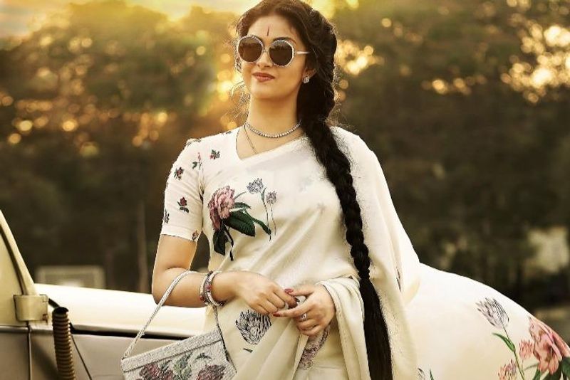 కీర్తి సురేష్ - 'మహానటి' సినిమాలో కీర్తి అధ్బుతంగా నటించడమే కాదు.. అంతే అధ్బుతంగా డైలాగ్స్ పలికి ఆశ్చర్యపరిచింది.