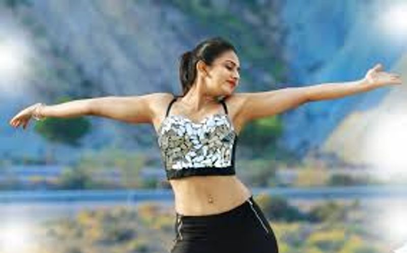 నాన్నకు ప్రేమతో - సుకుమార్ రూపొందించిన 'నాన్నకు ప్రేమతో' సినిమాలో రకుల్ తో డబ్బింగ్ చెప్పించాడు. తన డబ్బింగ్ కి మంచి రెస్పాన్స్ కూడా వచ్చింది.