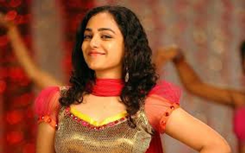 నిత్యామీనన్ - తెలుగులో 'అలా మొదలైంది' సినిమాతో పరిచయమైన ఈ బ్యూటీ మొదటి సినిమాలో సొంతంగా డబ్బింగ్ చెప్పుకోవడమే కాదు.. పాటలు కూడా పాడింది. ఆ తరువాత ఇష్క్ సినిమాకు డబ్బింగ్ చెప్పుకుంది.