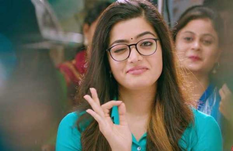 రష్మిక - తెలుగులో 'ఛలో' చిత్రంతో పరిచయమైన ఈ బ్యూటీ మొదటి చిత్రానికే డబ్బింగ్ చెప్పుకుంది.
