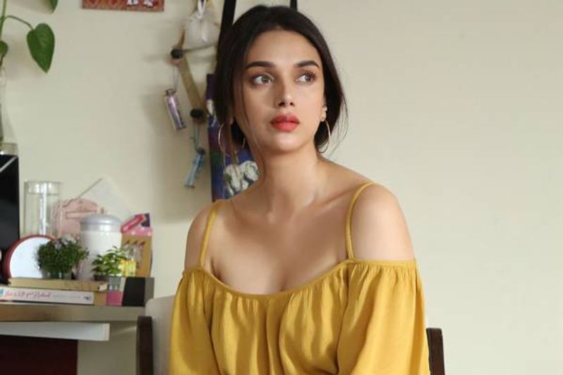 అదితిరావు హైదరి - హైదరాబాద్ అమ్మాయి అయినప్పటికీ ముంబైలోనే పెరగడంతో అదితికి తెలుగు మీద పట్టులేదు. అయినప్పటికీ 'సమ్మోహనం' సినిమాలో సొంతంగా డబ్బింగ్ చెప్పుకుంది.