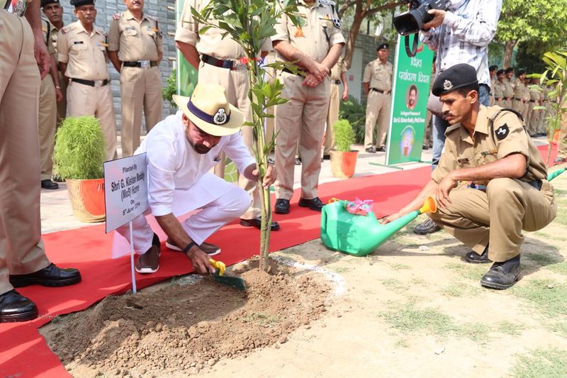ప్రపంచ పర్యావరణ దినోత్సవం సందర్భంగా న్యూఢిల్లీలోని నిజాముద్దీన్ బిఎస్ఎఫ్ శిబిరంలో మొక్కలు నాటిని కేంద్ర హోం శాఖ సహాయ మంత్రి కిషన్ రెడ్డి