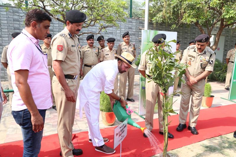 ప్రపంచ పర్యావరణ దినోత్సవం సందర్భంగా న్యూఢిల్లీలోని నిజాముద్దీన్ బిఎస్ఎఫ్ శిబిరంలో మొక్కలు నాటిని కేంద్ర హోం శాఖ సహాయ మంత్రి కిషన్ రెడ్డి