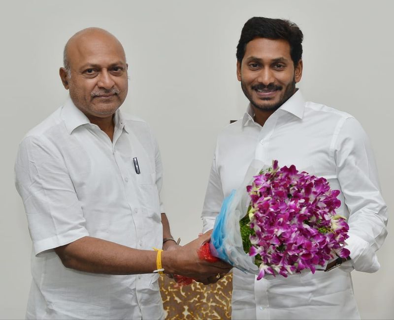 ఆంధ్రప్రదేశ్ రాష్ట్రంలో ప్రభుత్వ సలహాదారుల్లో అజయ్ కల్లాం, పీవీ రమేష్ ల అధికారాలను జగన్ పూర్తిగా కట్ చేసి షాక్ ఇచ్చిన విషయం తెలిసిందే. ఇప్పుడు ఇద్దరూ కూడా ఎటువంటి సబ్జక్ట్స్ లేకుండా ఖాళీగా సలహాదారులుగా కార్యాలయంలో మిగిలిపోయారు.