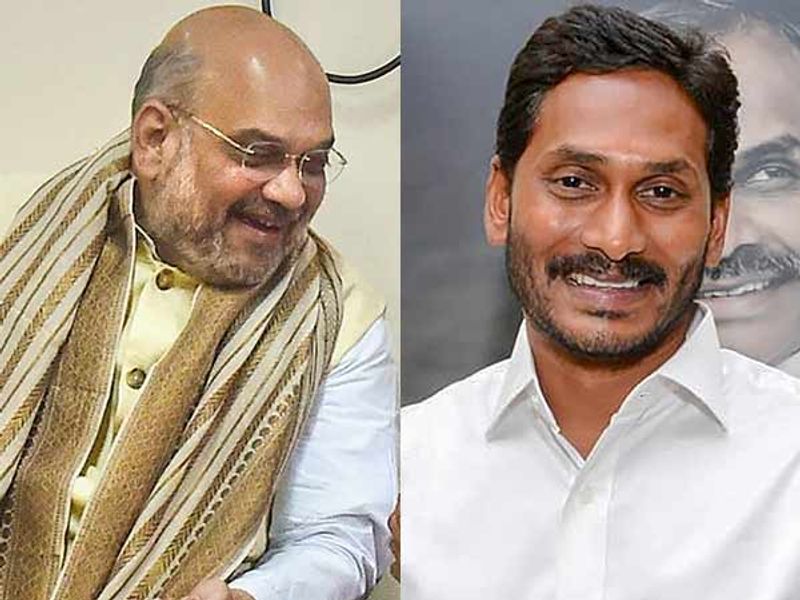 అమరావతి: ఆంధ్రప్రదేశ్ ముఖ్యమంత్రి వైయస్ జగన్మోహన్ రెడ్డిని బీజేపీ టార్గెట్ చేస్తోందా...కేంద్రంలో అఖండ విజయం సాధించామనే ధీమాతో ఉన్న బీజేపీ జగన్ ను ఉక్కిరి బిక్కిరి చేయాలని ప్రయత్నిస్తోందా....ముఖ్యమంత్రిగా ప్రమాణ స్వీకారం చేసి నెల రోజులు కూడా కాకముందే బీజేపీ జాతీయ నాయకత్వం విమర్శలు గుప్పిస్తే రాష్ట్ర నాయకత్వం మాత్రం సూచనలు సలహాలు ఇస్తోంది.