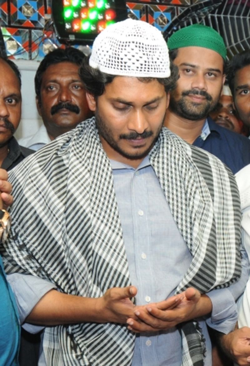 గుంటూరు జిల్లా పోలీస్ పరేడ్ గ్రౌండ్ లో రాష్ట్ర ప్రభుత్వం తరపున ముస్లిం సోదరులకు ఇఫ్తార్ విందు ఇవ్వడాన్ని తీవ్రంగా తప్పుబట్టారు. లౌకిక దేశంలో మతపరమైన పండుగలను ప్రభుత్వ ఖర్చులతో చేయడం తగదంటూ జగన్ కి హితవు పలికారు.