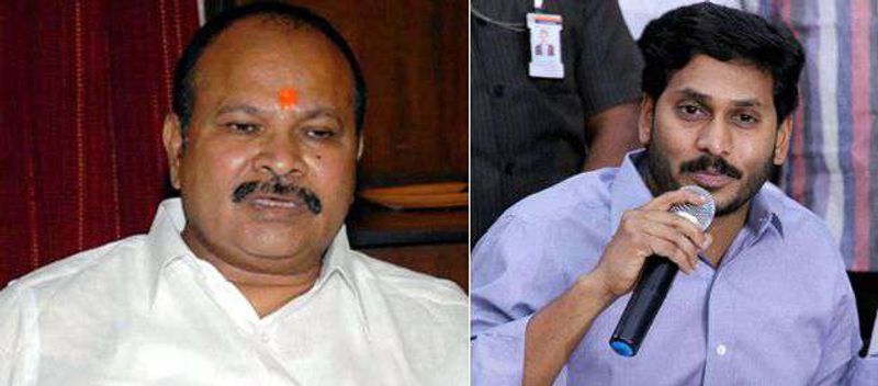 వైయస్ జగన్ తో బీజేపీ దోబూచులాడుతోందని విమర్శలు వినిపిస్తున్నాయి. ఆంధ్రప్రదేశ్ లో వైయస్ఆర్ కాంగ్రెస్ పార్టీ మిత్ర పక్ష పార్టీ కాదని స్వయంగా బీజేపీ రాష్ట్ర అధ్యక్షుడు కన్నా లక్ష్మీనారాయణ స్పష్టం చేశారు. అటు జాతీయ నాయకత్వం జగన్ ను ఎన్డీఏలో చేరాలంటూ ఆఫర్ ఇచ్చింది.