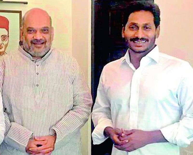 అయితే వైయస్ జగన్ ప్రత్యేక హోదాపై తేల్చితేనే ఎన్డీఏలో చేరుతామంటూ క్లారిటీ ఇచ్చారు. ఇలా ఉక్కిరి బిక్కిరి లేకుండా చేస్తే జగన్ తమ చెంతుకు వచ్చి చేరుతాడని బీజేపీ ప్లాన్ వేస్తోందని పలువురు రాజకీయ విశ్లేషకులు అభిప్రాయపడుతున్నారు.
