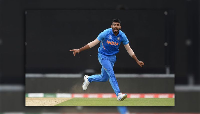जसप्रीत बुमराह ने मैच को शुरुआत में ही भारत के पक्ष में मोड़ दिया था। उन्होंने पहले 6 ओवर में ही साउथ अफ्रीका के दोनों ओपनर बल्लेबाज़ों को चलता किया, जिससे साउथ अफ्रीका की टीम दबाव में आगयी। जसप्रीत बुमराह ने पूरे मैच में सटीक गेंदबाज़ी करते हुए अपने 10 ओवर में मात्र 35 रन देकर 2 खिलाड़ियों को आउट किया।