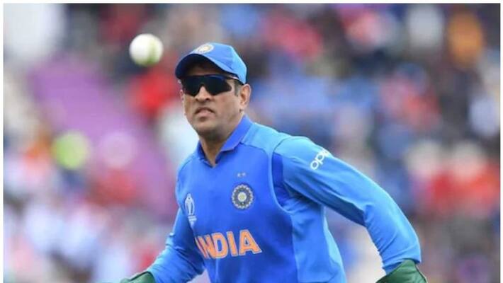MS Dhoni Gloves With Army Insignia Goes Viral in Social Media MS Dhoni Gloves With Army Insignia Goes Viral in Social Media