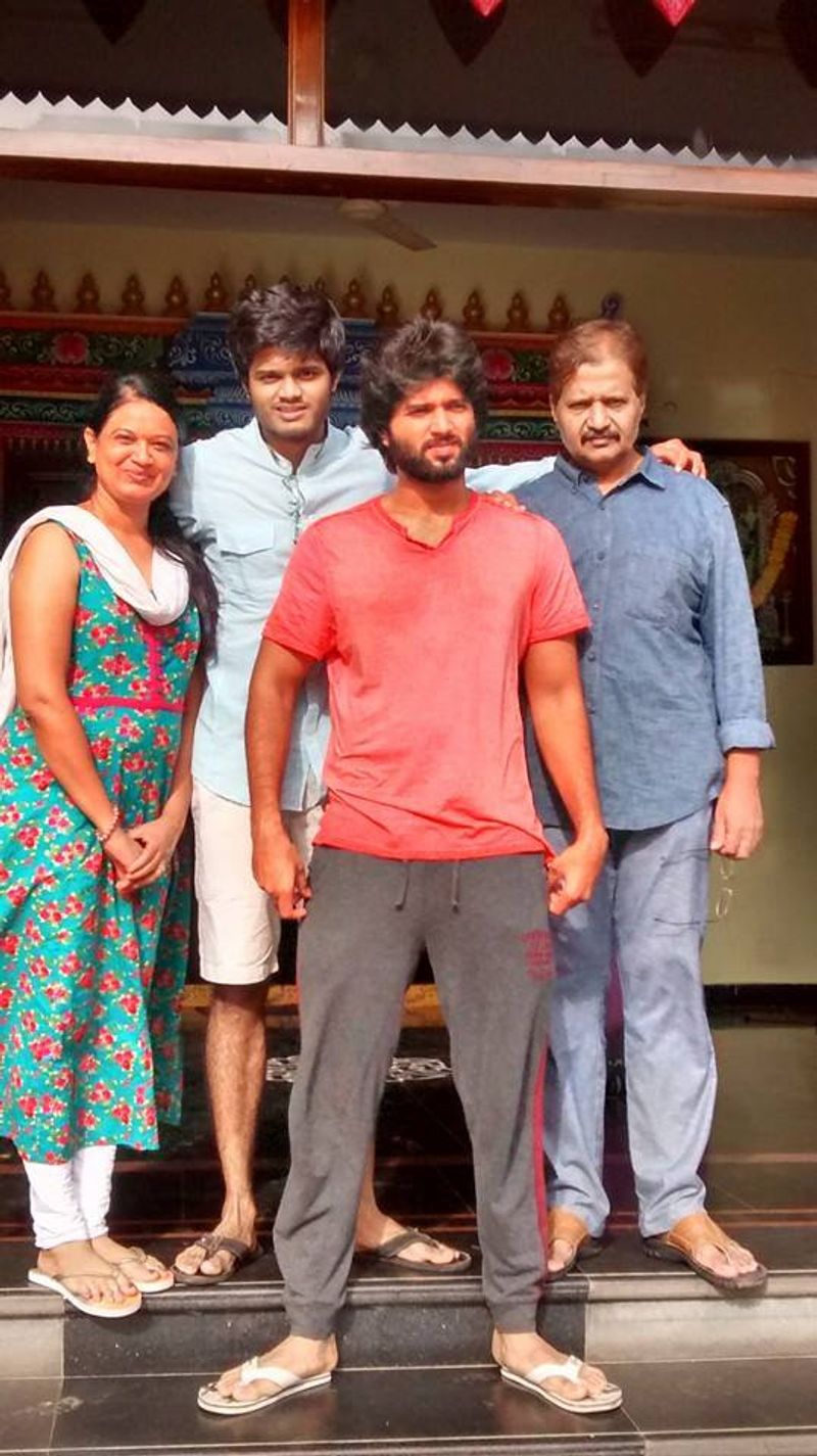 తన ఫ్యామిలీతో విజయ్ దేవరకొండ