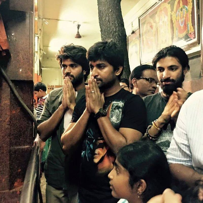 విజయ్ దేవరకొండ, నాని, నాగాశ్విన్ కలిసి గుడిలో దర్శనం చేసుకుంటున్న సమయంలో తీసిన ఫోటో
