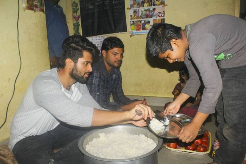 అనాధ పిల్లలకు అన్నం వడ్డిస్తున్న విజయ్ దేవరకొండ