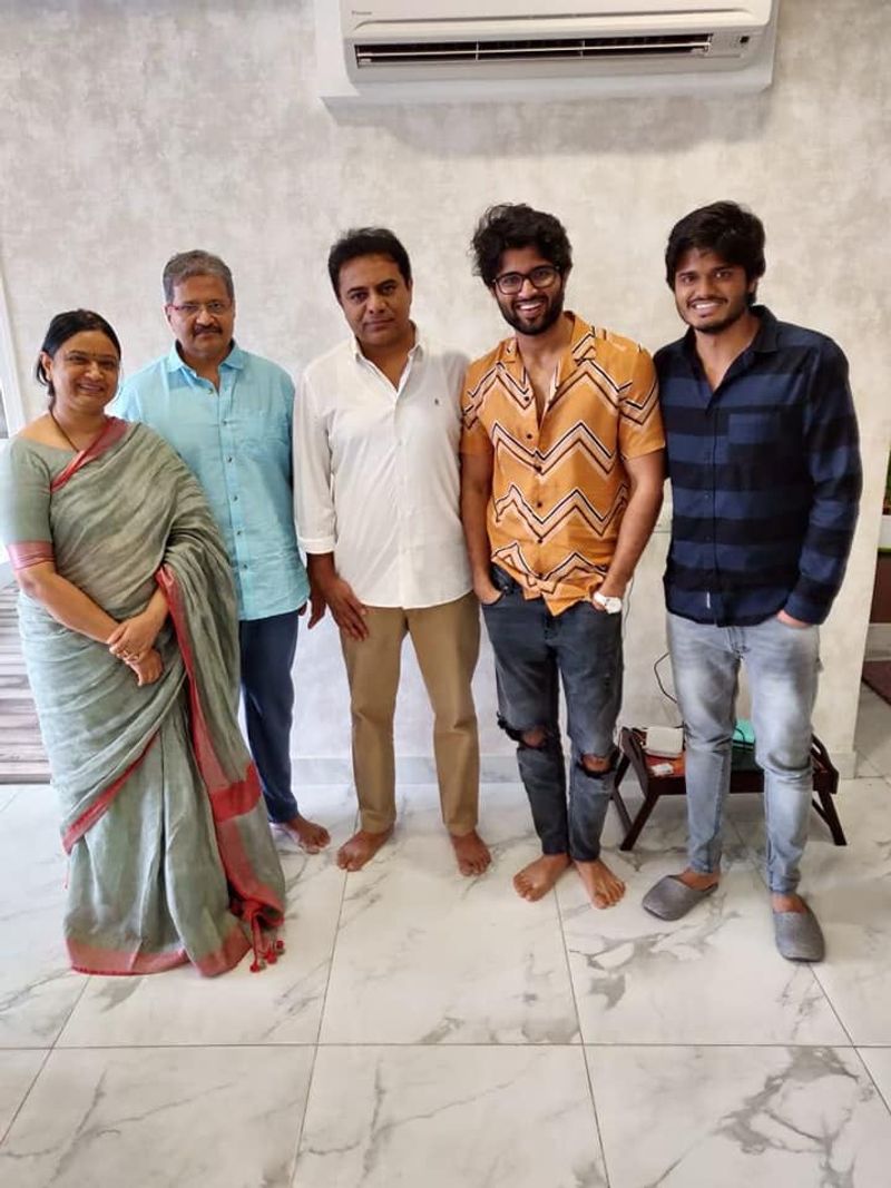 టీఆర్ఎస్ పార్టీ వర్కింగ్ ప్రెసిడెంట్ కేటీఆర్ తో విజయ్ దేవరకొండ ఫ్యామిలీ