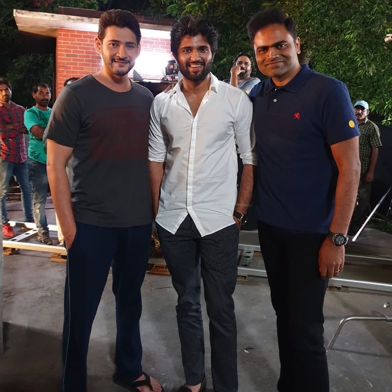 మహేష్ కి వీరాభిమానినని చెప్పుకునే విజయ్ దేవరకొండ 'మహర్షి' సినిమా సెట్స్ కి వెళ్లి మహేష్ ని కలిశాడు.
