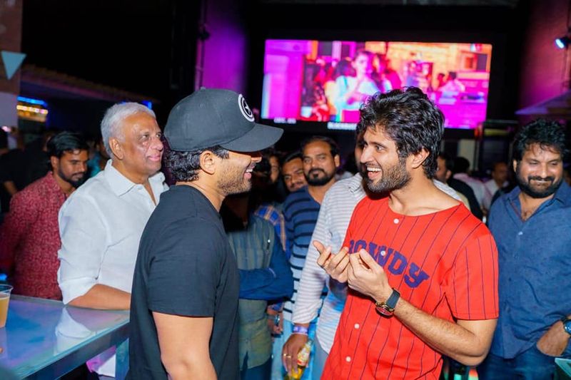 'గీత గోవిందం' సినిమా సక్సెస్ పార్టీలో అల్లు అర్జున్ తో విజయ్ దేవరకొండ