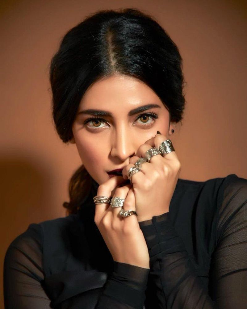 Actress Shruti Haasan Hot Sills