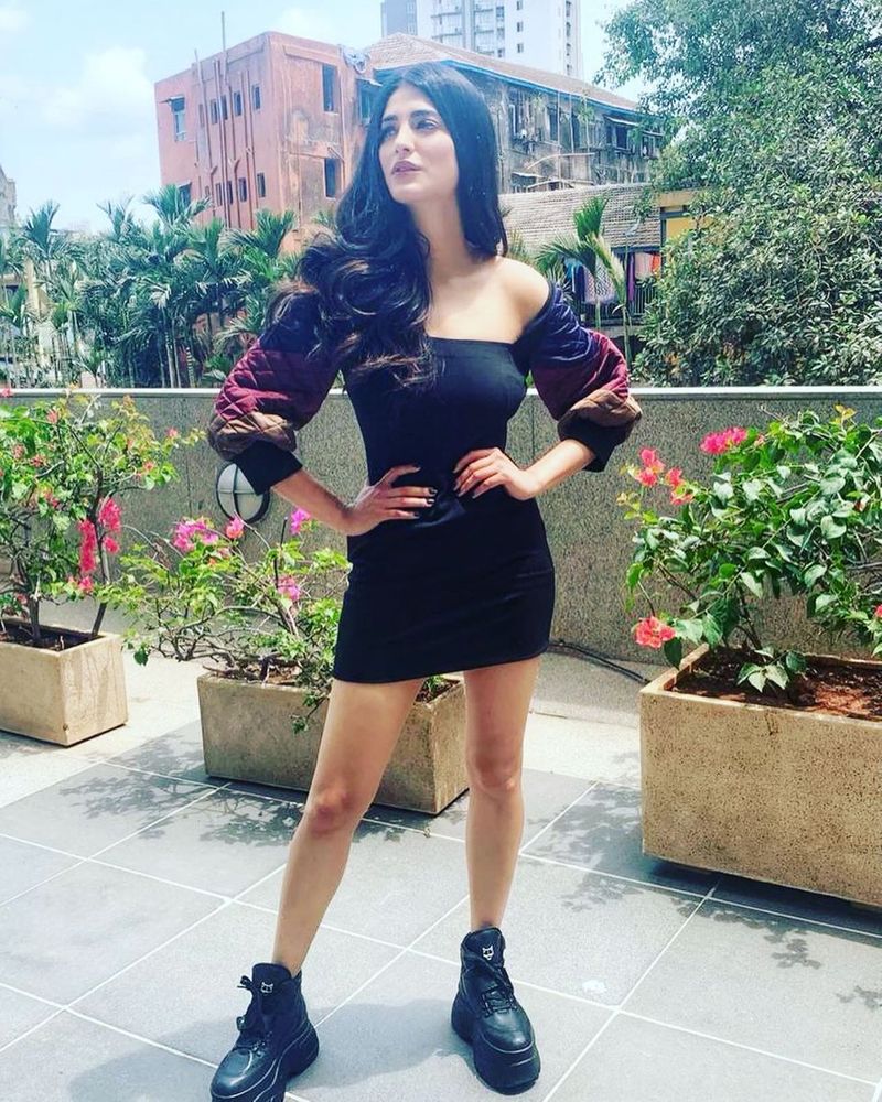 Actress Shruti Haasan Hot Sills