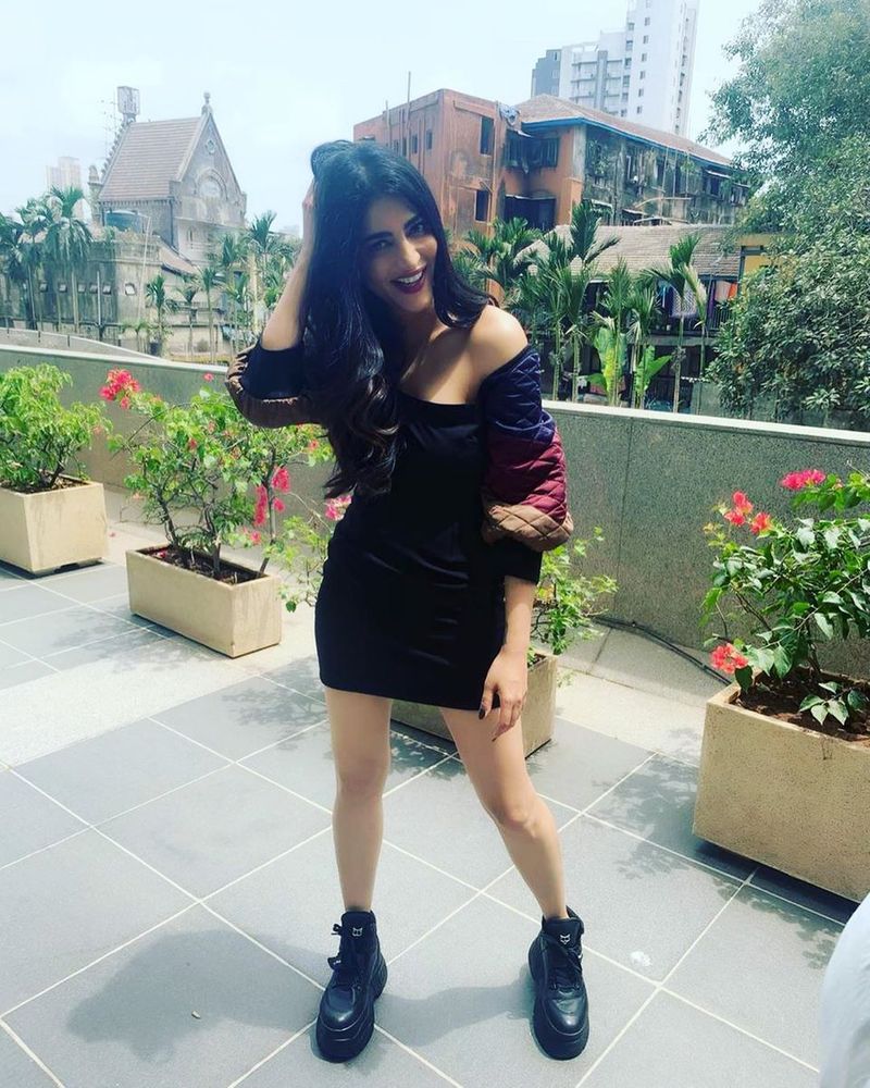 Actress Shruti Haasan Hot Sills
