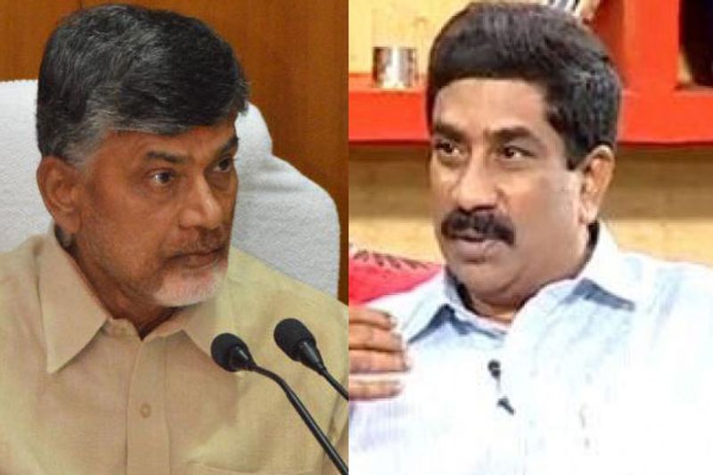 కోటరీలో ప్రధానంగా చెప్పుకోవాల్సిన ప్రముఖుడు ఎబిఎన్ ఆంధ్రజ్యోతి మేనేజింగ్ డైరెక్టర్ వేమూరి రాధాకృష్ణ. చంద్రబాబుకు సలహాలు ఇవ్వడంలో, పార్టీ వ్యూహరచనలో ఆయన కీలకంగా వ్యవహరించారు. ఈ విషయం రహస్యమేమీ కాదు. అయితే, క్షేత్రస్థాయి పరిస్థితిని సరిగా అంచనా వేయడంలో రాధాకృష్ణ విఫలమయ్యారని అంటారు.