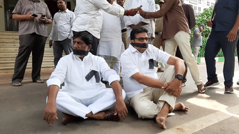 సిఎల్పీ విలీనంపై కాంగ్రెసు నేతల నిరసన (ఫొటోలు)