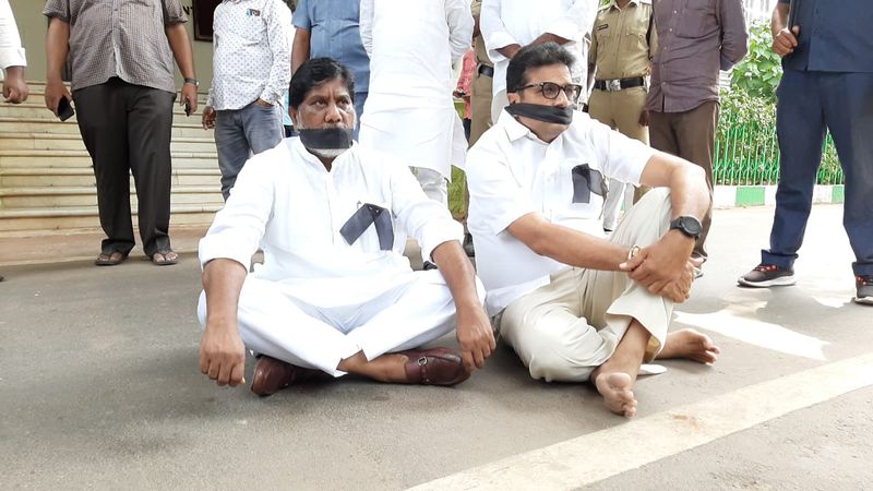 సిఎల్పీ విలీనంపై కాంగ్రెసు నేతల నిరసన (ఫొటోలు)