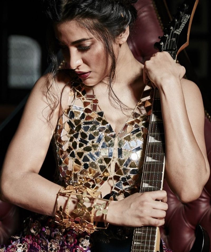 Actress Shruti Haasan Hot Sills