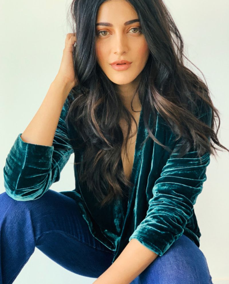 Actress Shruti Haasan Hot Sills