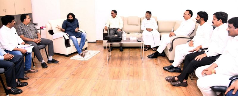 జనసేన పార్టీ కార్యాలయంలో పవన్ కల్యాణ్
