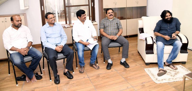 జనసేన పార్టీ కార్యాలయంలో పవన్ కల్యాణ్
