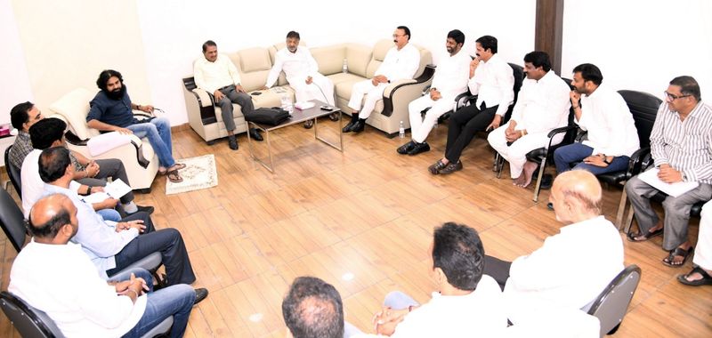 జనసేన పార్టీ కార్యాలయంలో పవన్ కల్యాణ్