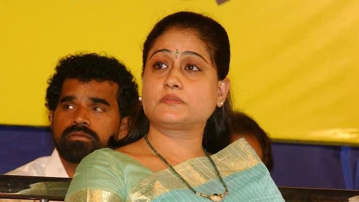 vijayashanthi strong warning to trs govt