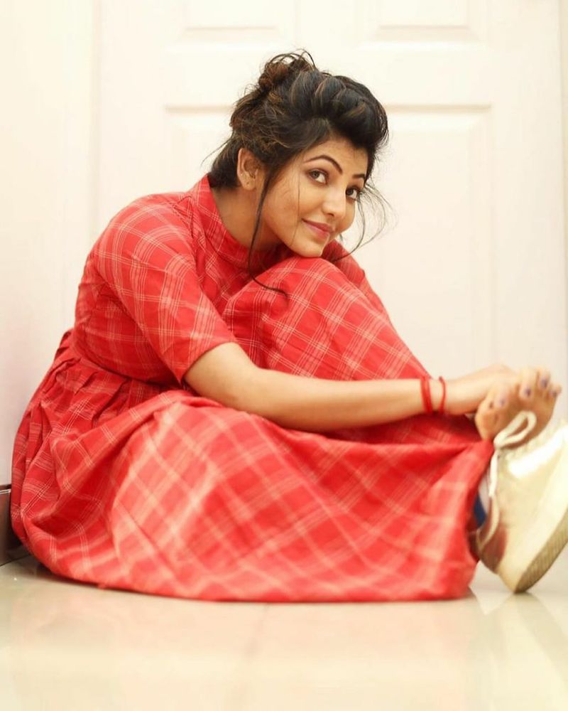 Actor AthulyaRavi's mixed photos ..!