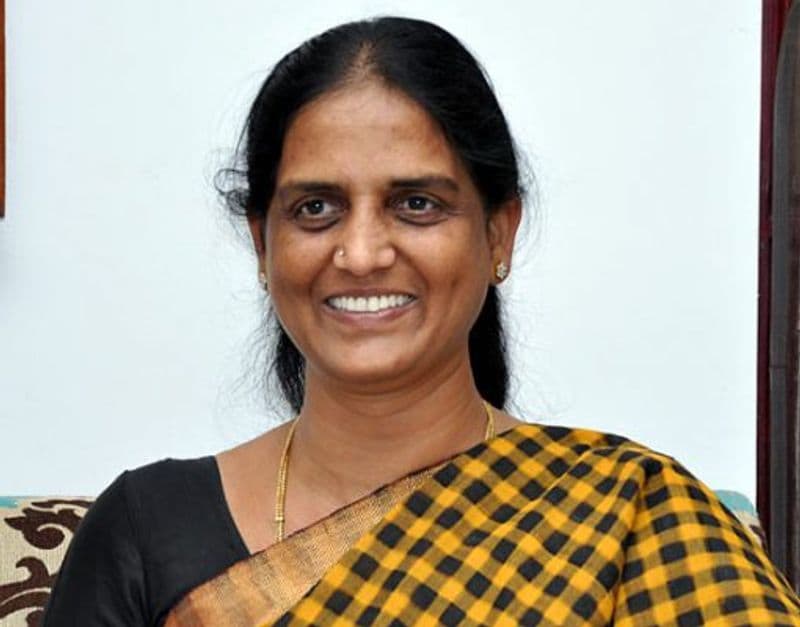 ఒకవేళ ఆ సమయంలో సబితా ఇంద్రారెడ్డి టీడీపీలో చేరి పోటీ చేస్తే చేవేళ్ల నుండి కొండా రాఘవరెడ్డి కాంగ్రెస్ పార్టీ అభ్యర్ధిగా బరిలోకి దిగేవాడు. ఈ మేరకు ఆ సమయంలో వైఎస్ఆర్ ప్లాన్ చేశాడు. కానీ సబితా ఇంద్రారెడ్డి కాంగ్రెస్ లోనే కొనసాగారు