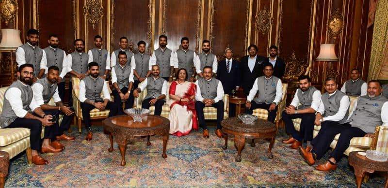 Indian cricket team poses with the High Commissioner