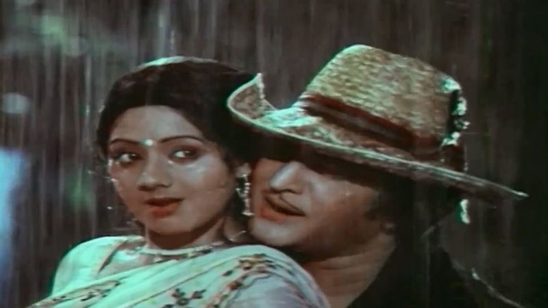 వేటగాడు: 'బడిపంతులు' సినిమాలో ఎన్టీఆర్ కి మనవరాలిగా నటించిన శ్రీదేవి ఆ తరువాతి కాలంలో అతడి సరసన హీరోయిన్ గా నటించింది. వీరిద్దరూ జంటగా నటించిన 'వేటగాడు' సినిమా అప్పట్లో పెద్ద హిట్. ఈ సినిమా చేసిన సమయానికి శ్రీదేవికి పదహారు ఏళ్లు. ఎన్టీఆర్ వయసెంతో తెలుసా.. 56 సంవత్సరాలు.