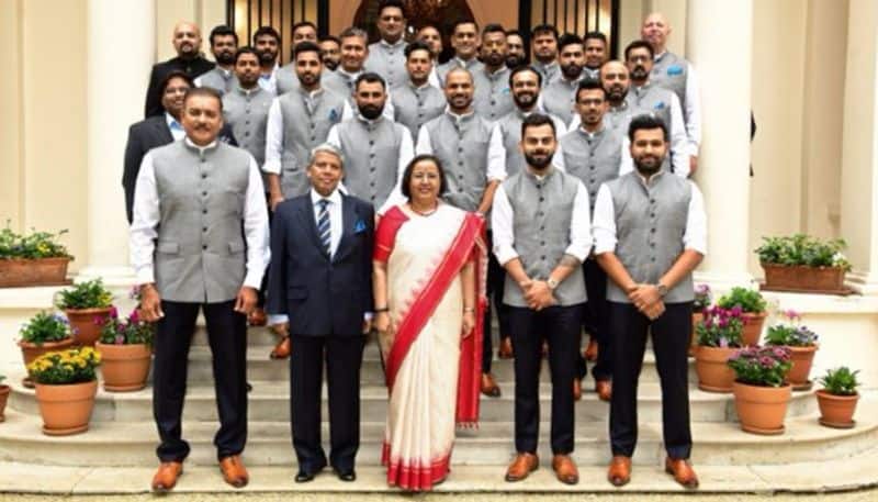 Indian cricket team and support staff pose with the High Commissioner