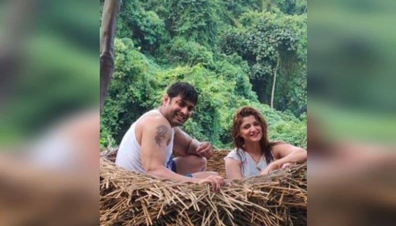 সোশ্যাল মিডিয়ায় প্রায় নিত্যদিন কোনও না কোনও আপডেট আসতে থাকে, যা পরোক্ষভাবে পরস্পরকে উপহাস করে।