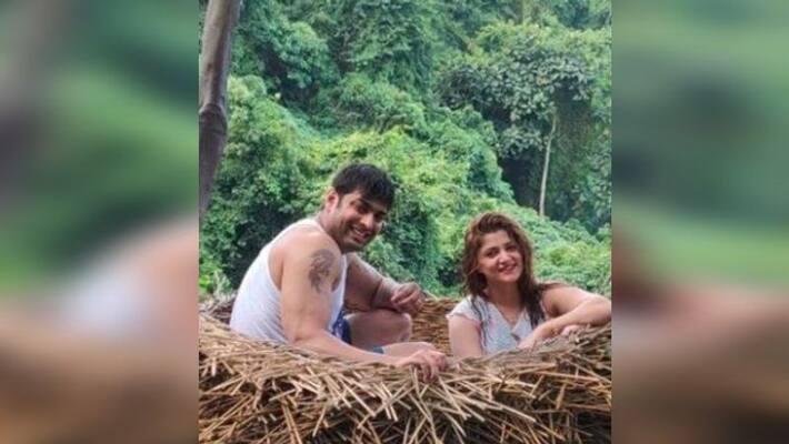 Srabanti Chatterjee photo with husband as rickshaw wala Srabanti Chatterjee photo with husband as rickshaw wala
