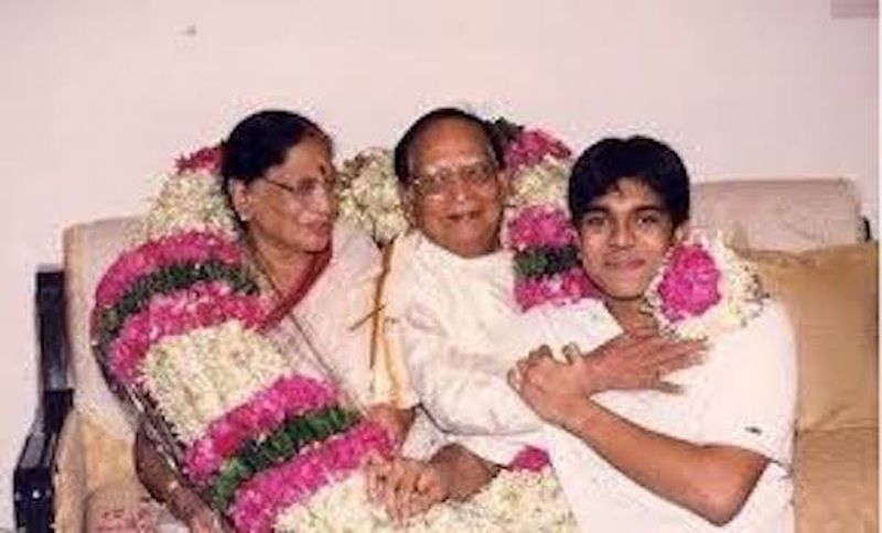 అల్లు రామలింగయ్య దంపతులతో యంగ్ రాంచరణ్.