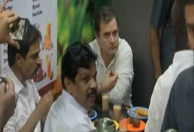 Ragul gandhi take food in road near shop in kerala Ragul gandhi take food in road near shop in kerala